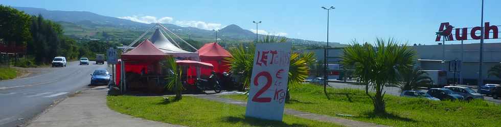 4 dcembre 2015 - St-Pierre - Vente de letchis au rond-point de la Balance