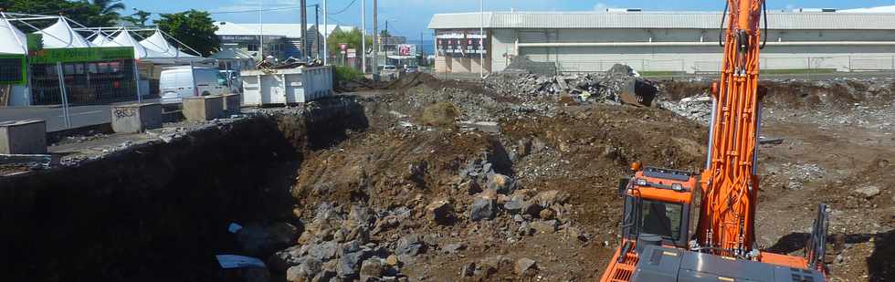 21 fvrier 2016 - St-Pierre - Ravine Blanche - Chantier de la dconstruction du magasin Sport 2000