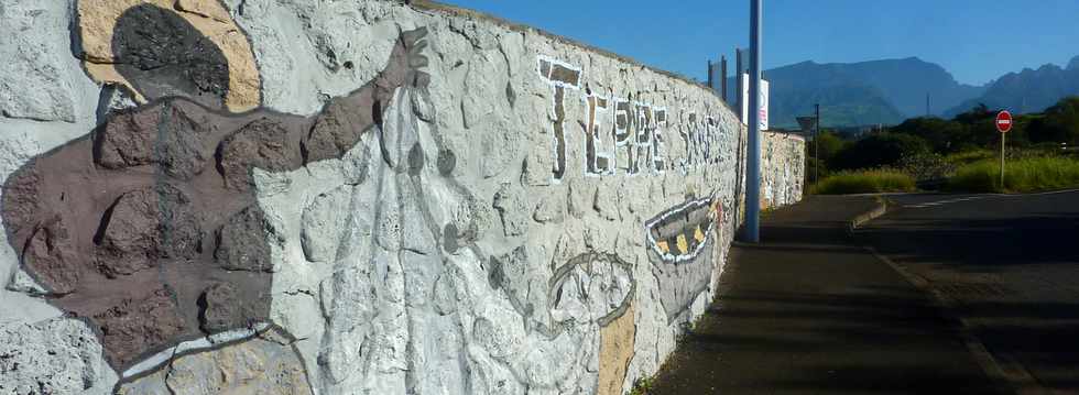 29 mai 2016 - St-Pierre - Alon dessine nout'karty - Terre Sainte les Hauts - Fresque Henri Ichiza et enfants de l'cole de Bassin Plat -