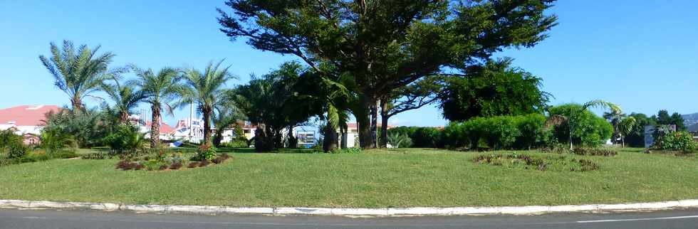 10 juin 2016  - St-Louis - Rond-point de la route de Cilaos -