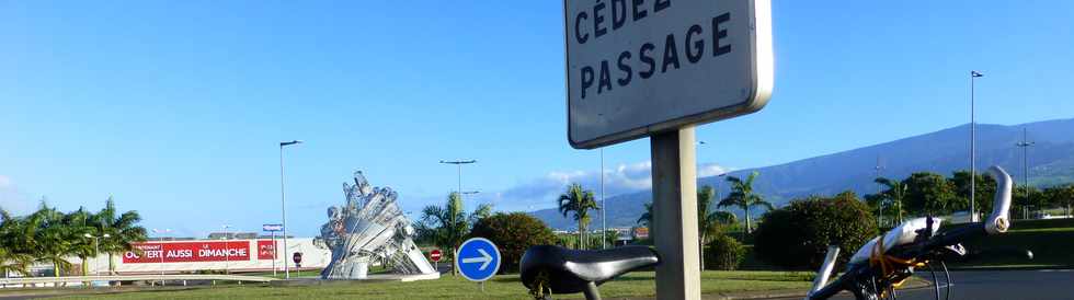 26 juin 2016 - St-Pierre - Rond-point ZAC Canabady - Oeuvre d'art Les trois mains  -