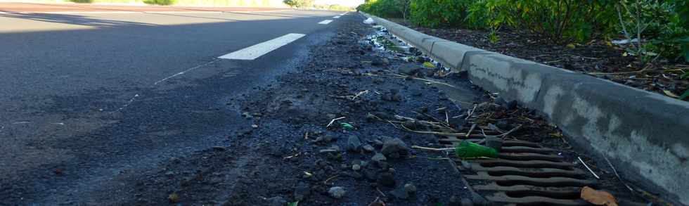 26 juin 2016 - St-Pierre - Ancienne RN 1 - galets sur bande d'arrt d'urgence