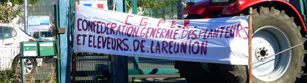 21 septembre 2016 - St-Pierre - Blocage de la DAAF par les planteurs de la CGPER