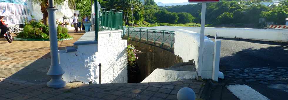 9 avril 2017 - St-Pierre - Escalier vers le souterrain de la rivire d'Abord -