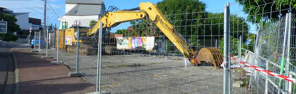 7 mai 2017 - St-Pierre - Dmolition de l'ancienne station-service de la rivire d'Abord -