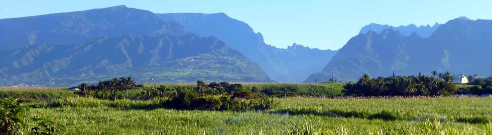 18 juin 2017 - St-Pierre - Vue sur l'entre du cirque de Cilaos depuis le chemin Jean Cadet