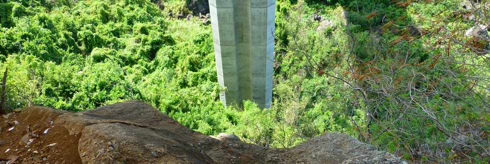 1er octobre 2017 - St-Pierre - Vue sur pile du pont sur la rivire d'Abord