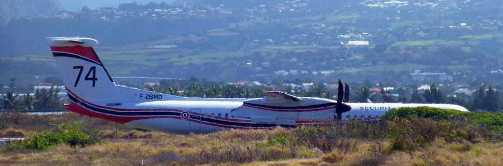 15 octobre 2017 - St-Pierre - Pierrefonds - Sentier littoral de la CIVIS - Dash 8 Milan 74 sur le parking Alpha