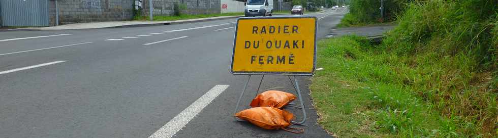 18 mars 2018 - St-Pierre - Pierrefonds -CD26 -  Panneau "Radier du Ouaki fermé"