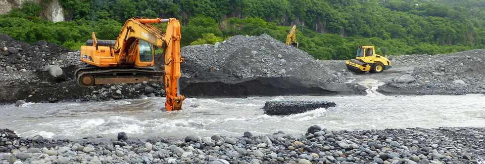 21 mars 2018 - Entre-Deux - Travaux au radier du Ouaki aprs Dumazile