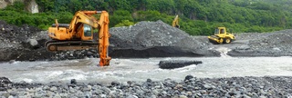 21 mars 2018 - St-Pierre - Travaux de rfection du radier du Ouaki aprs les crues de Dumazile