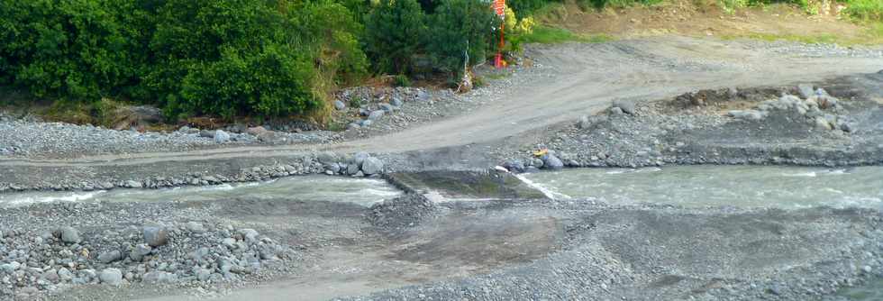 21 mars 2018 - Entre-Deux - Travaux au radier du Ouaki aprs Dumazile