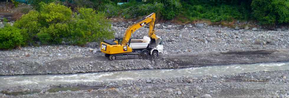 21 mars 2018 - Entre-Deux - Travaux au radier du Ouaki aprs Dumazile