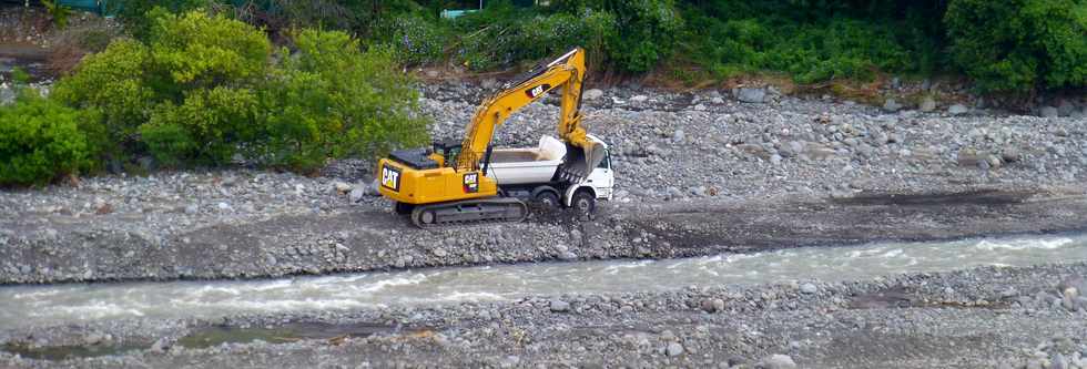 21 mars 2018 - Entre-Deux - Travaux au radier du Ouaki aprs Dumazile