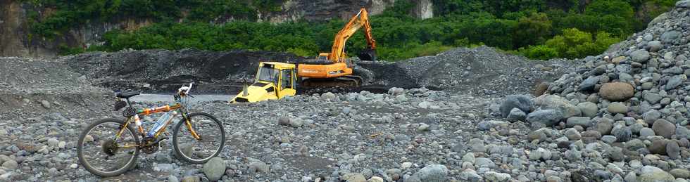 21 mars 2018 - Entre-Deux - Travaux au radier du Ouaki aprs Dumazile