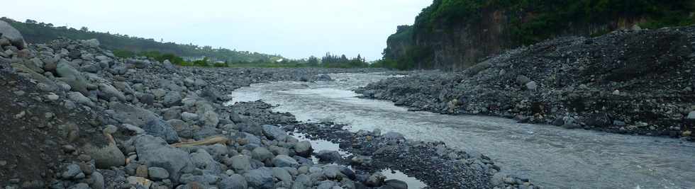 21 mars 2018 - Entre-Deux - Travaux au radier du Ouaki aprs Dumazile