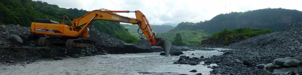 21 mars 2018 - Entre-Deux - Travaux au radier du Ouaki aprs Dumazile