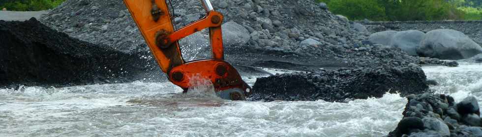 21 mars 2018 - Entre-Deux - Travaux au radier du Ouaki aprs Dumazile