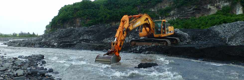 21 mars 2018 - Entre-Deux - Travaux au radier du Ouaki aprs Dumazile