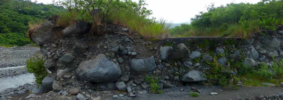 21 mars 2018 - Entre-Deux - Travaux au radier du Ouaki aprs Dumazile