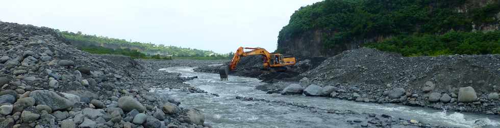 21 mars 2018 - Entre-Deux - Travaux au radier du Ouaki aprs Dumazile