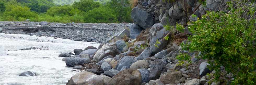 21 mars 2018 - Entre-Deux - Travaux au radier du Ouaki aprs Dumazile