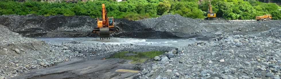 21 mars 2018 - Entre-Deux - Travaux au radier du Ouaki aprs Dumazile