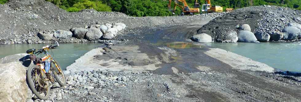 23 mars 2018 - St-Pierre - Entre-Deux - Aprs Dumazile - Travaux sur le radier du Ouaki