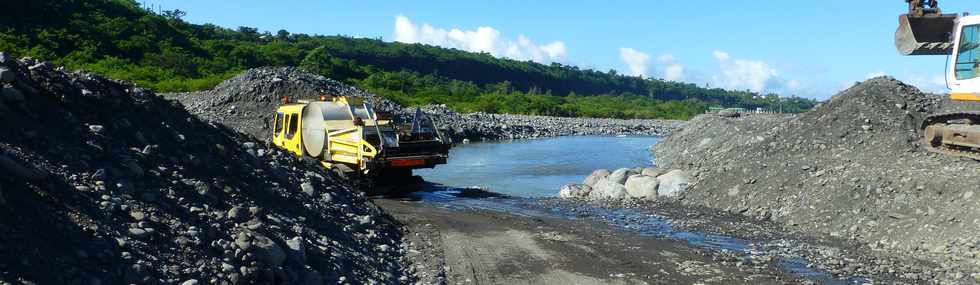 23 mars 2018 - St-Pierre - Entre-Deux - Aprs Dumazile - Travaux sur le radier du Ouaki