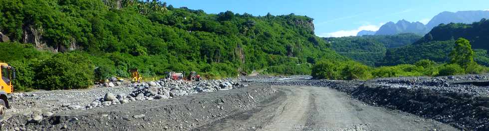 23 mars 2018 - St-Pierre - Entre-Deux - Aprs Dumazile - Travaux sur le radier du Ouaki