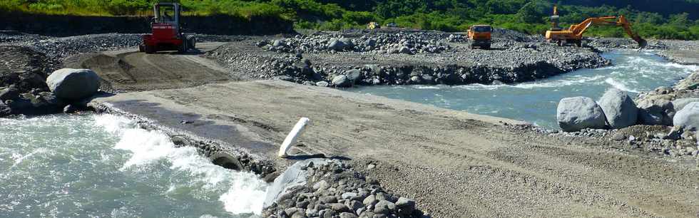 23 mars 2018 - St-Pierre - Entre-Deux - Aprs Dumazile - Travaux sur le radier du Ouaki