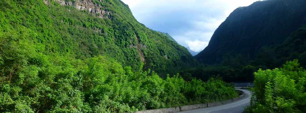 8 avril 2018 - Rivire St-Louis - RN5 - Route de Cilaos - Entre les Alos et l'let Rond - Zone boulis de 2002 -