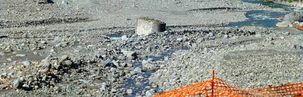 8 avril 2018 - Bras de Cilaos -RN5  entre let Furcy et les Alos - Pile de l'ancien pont