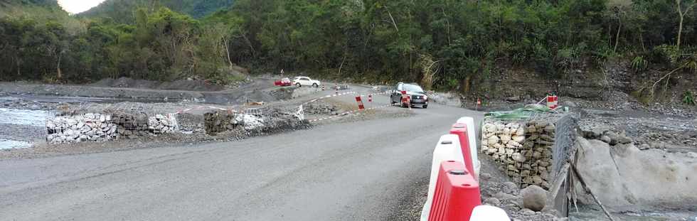 13 mai 2018 - La Rivire St- Louis - RN5 - Route de Cilaos - Travaux entre Les Alos et l'Ilet Rond - Piste Ilet Furcy -