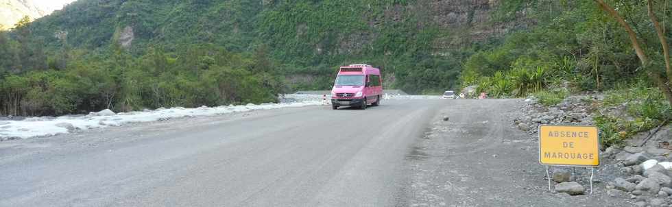 13 mai 2018 - La Rivire St- Louis - RN5 - Route de Cilaos - Travaux entre Les Alos et l'Ilet Rond - Piste Ilet Furcy -