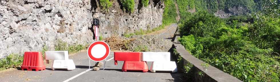 13 mai 2018 - St-Louis - RN5 - Route de Cilaos -  Ilet Furcy - Vue sur l'ancienne route ferme