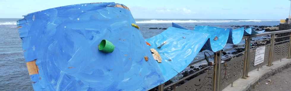 24 juin 2018 - St-Pierre - Rue Max Vauquelin - Oeuvre réalisée avec les déchets ramassés sur la plage - CE2 Bellier - Ecole Louis Pasteur