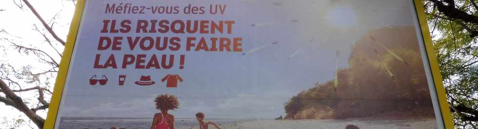 24 juin 2018 - St-Pierre - Affiche Méfiez-vous des UV, ils risquent de vous faire la peau