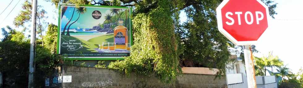 01/07/2018 - St-Pierre -  Rue de la Charit - Affiche Damien Clav - Pub Isautier