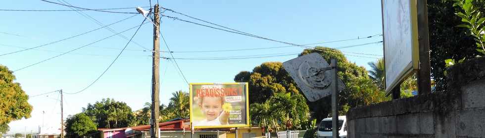 01/07/2018 - St-Pierre - Affiche "Ragisons, non aux incinrateurs"