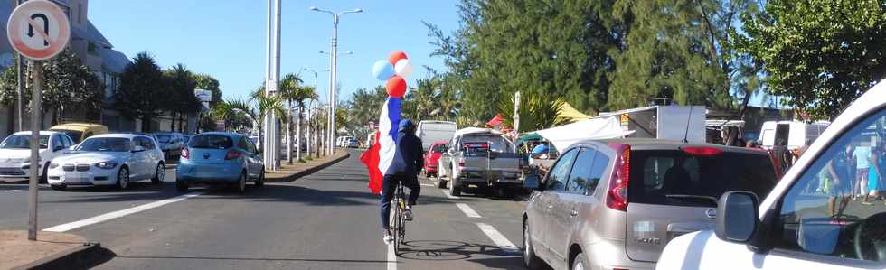 01/07/2018 - St-Pierre - Bd Hubert-Delisle - Cycliste et drapeau