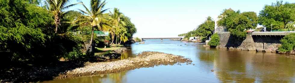 01/07/2018 - St-Pierre - Rivire d'Abord - Galets dans l'estuaire