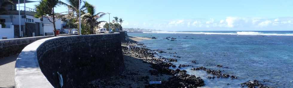 01/07/2018 - St-Pierre - Petit boulevard de la Plage (rue Max Vauquelin ) - Ramassage des gravats sur la plage