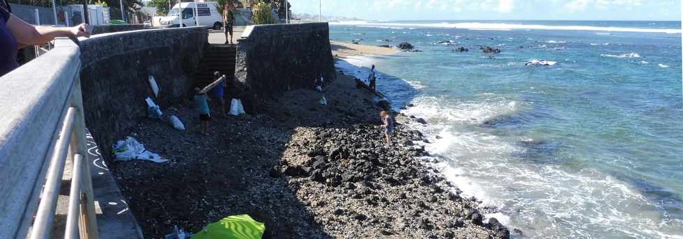 01/07/2018 - St-Pierre - Petit boulevard de la Plage (rue Max Vauquelin ) - Ramassage des gravats sur la plage - Action citoyenne -