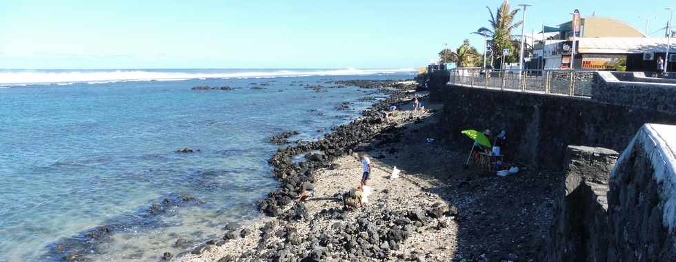 01/07/2018 - St-Pierre - Petit boulevard de la Plage (rue Max Vauquelin ) - Ramassage des gravats sur la plage - Action citoyenne -