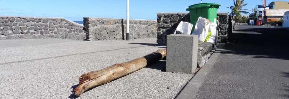 01/07/2018 - St-Pierre - Petit boulevard de la Plage (rue Max Vauquelin ) - Ramassage des gravats sur la plage - Action citoyenne -