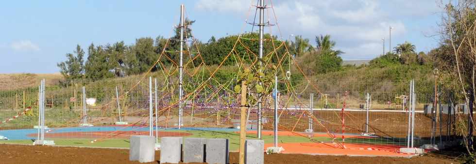 19 aot 2018 - St-Pierre - Saline Balance -Chantier d'amnagement du littoral ouest  - Jeux de cordes