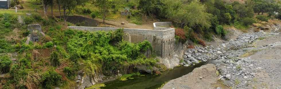 30 septembre 2018 - Rivire St-Etienne - Rive droite - Muret au niveau de la cule du vieux pont dtruit -