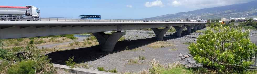 7 novembre 2018 -  St-Pierre - Vue sur le nouveau pont de la rivire St-Etienne