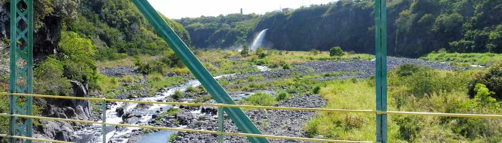 11 novembre 2018 - Entre-Deux - Pont mtallique sur le Bras de la Plaine - Chute d'eau